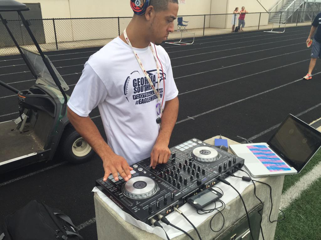 chadlunsford's tweet photo. @TheDJNino got this thing live at LoveJoy 🔥🔥🔥 #EagleInvasion http://t.co/I4djGhURva