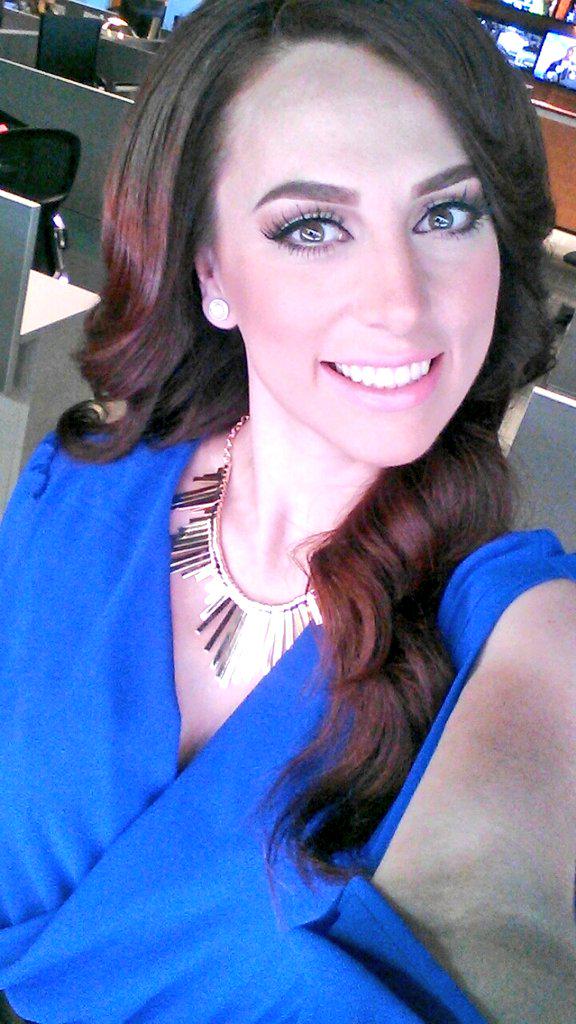 PrissilaSanchez's tweet photo. Lista para el noticiero en vivo a las 5pm por Univision 41 http://t.co/9i4xkndefz