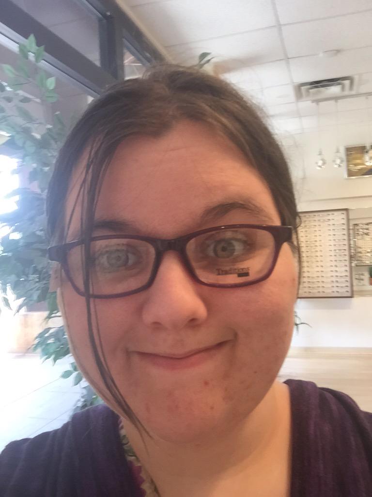 bluebuterflyef's tweet image. I got to try on some glasses and came to these two frames. So the question is: #LightFrames or #DarkFrames