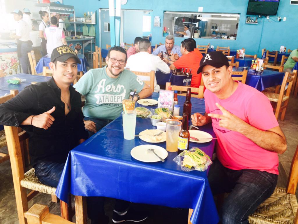 angel_trakalosa's tweet photo. Buenos dias marisqueros....

Aqui con casi nadie... Nachin director de la arrolladora y beto lizarraga studio 21... http://t.co/ayfZ8TlCDR