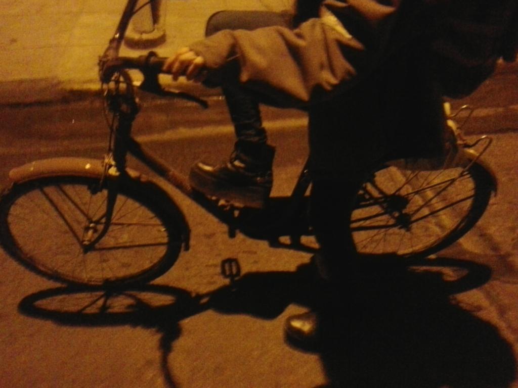 federacing_'s tweet photo. @eveeeline y su vehiculo paseando por cervantes http://t.co/Jts8Rtgq8q