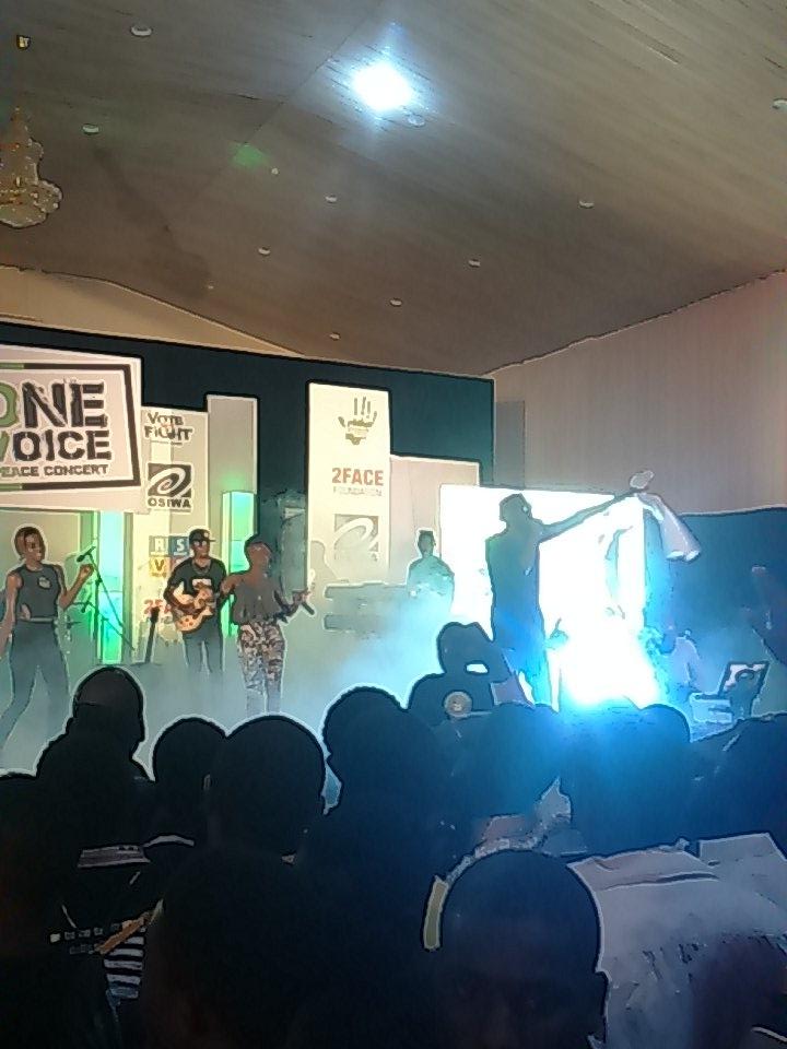 EiENigeria's tweet photo. @2faceidibia performing live 

#ONEVOICEPEACECONCERT http://t.co/xh76b8LlAP