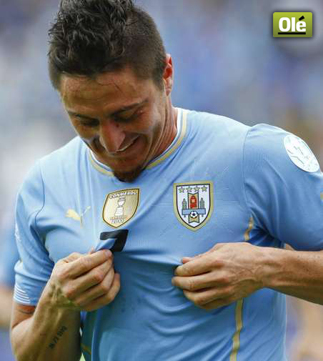 DiarioOle's tweet photo. El Rojo abrochó la incorporación de Cebolla Rodríguez, volante de la selección uruguaya ▶http://t.co/oS69k2rBv5 http://t.co/qIKUBRTa4G