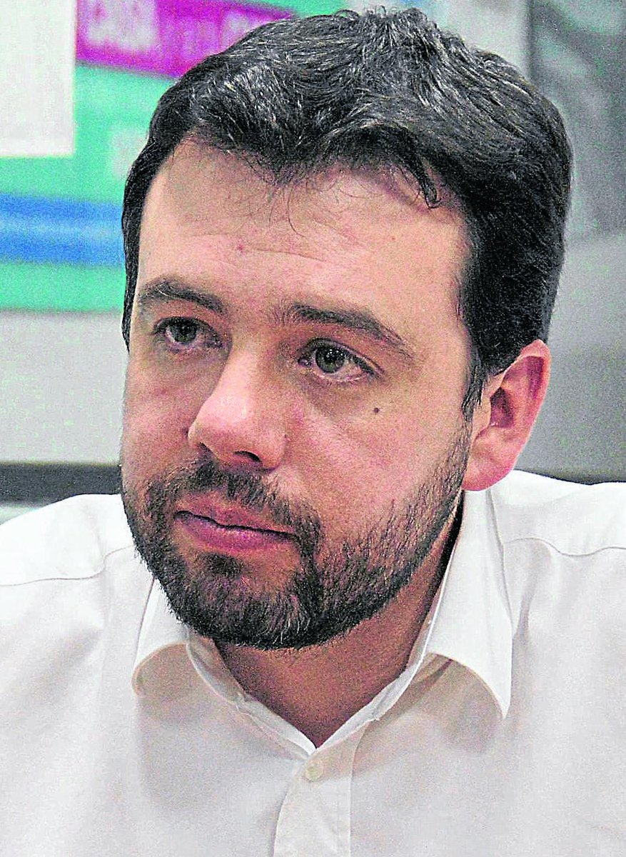 ELTIEMPO's tweet photo. #EncuestaBogotá "Estamos creciendo de manera contundente": @carlosfgalan  @EnriquePenalosa http://t.co/exWMX7Z174 http://t.co/dvKrTtlsYL