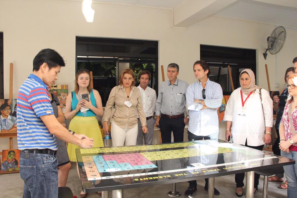 limlyeheng's tweet image. #MITREAP visits Ngee Ann Secondary (FutureSchool). A real Periodic Table with augmented reality.@IDAsg