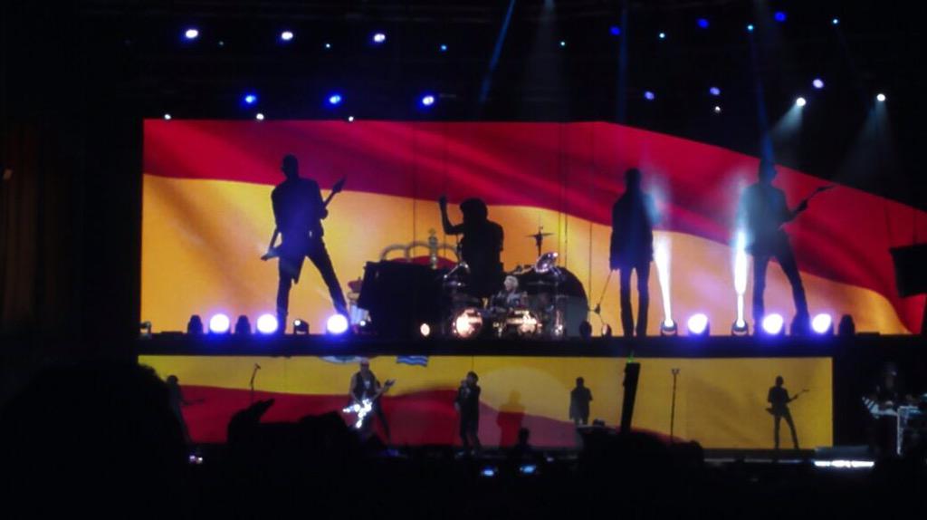 'The Scorpions' iza la bandera española en Cataluña CKp4j9LUMAAw3fd