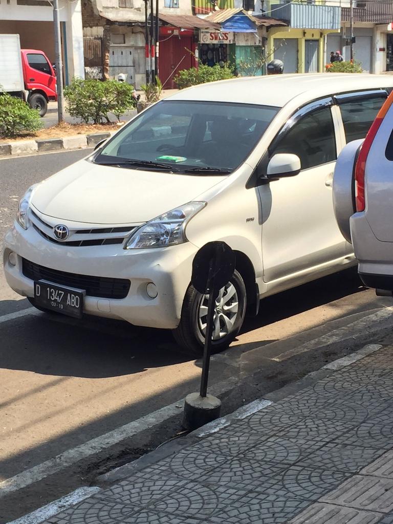 infobandung's tweet photo. RT @santy_jontz: tlg ni mbl D1347ABO parkir mbl sembarang ddpn rmh org..ga bs baca ap? Tlg otaknya dpake http://t.co/tQL6KuEg9G