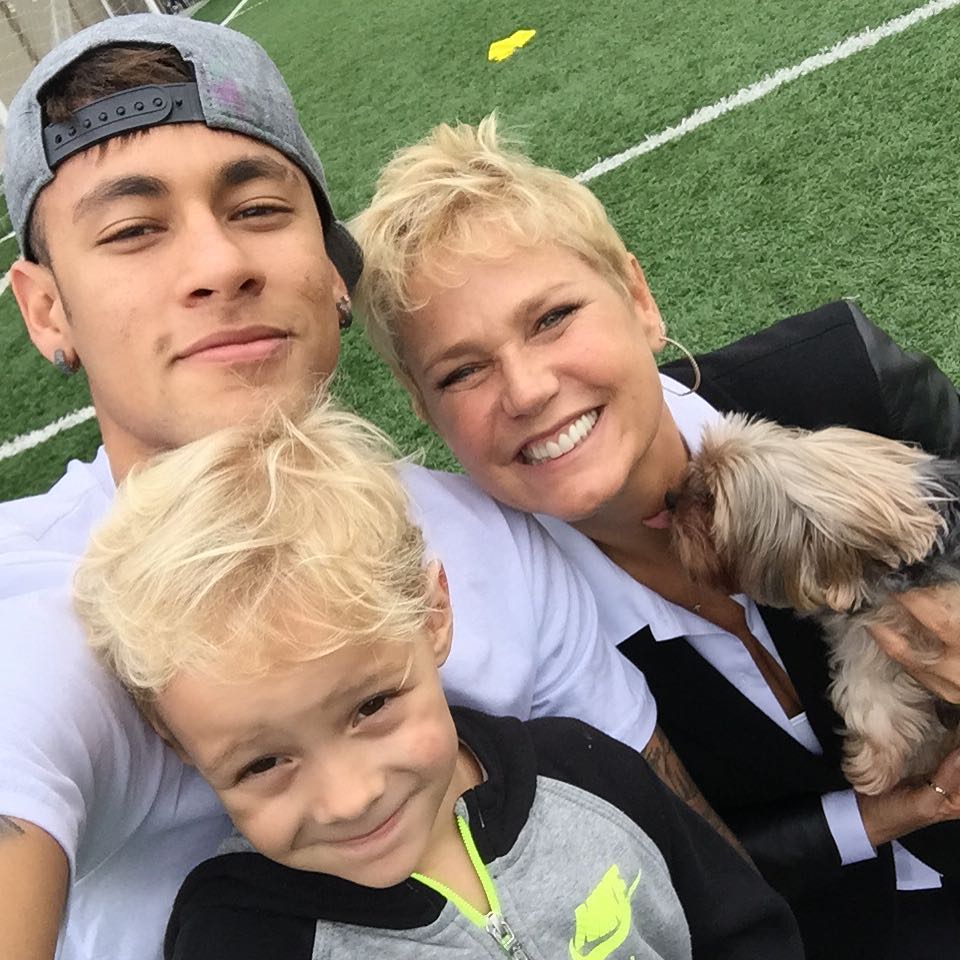 neymarjr's tweet photo. Que visita no @InstitutoNJr !!
@xuxameneghel , muito obrigado !! 🙏 http://t.co/fUlcJ7ahrc