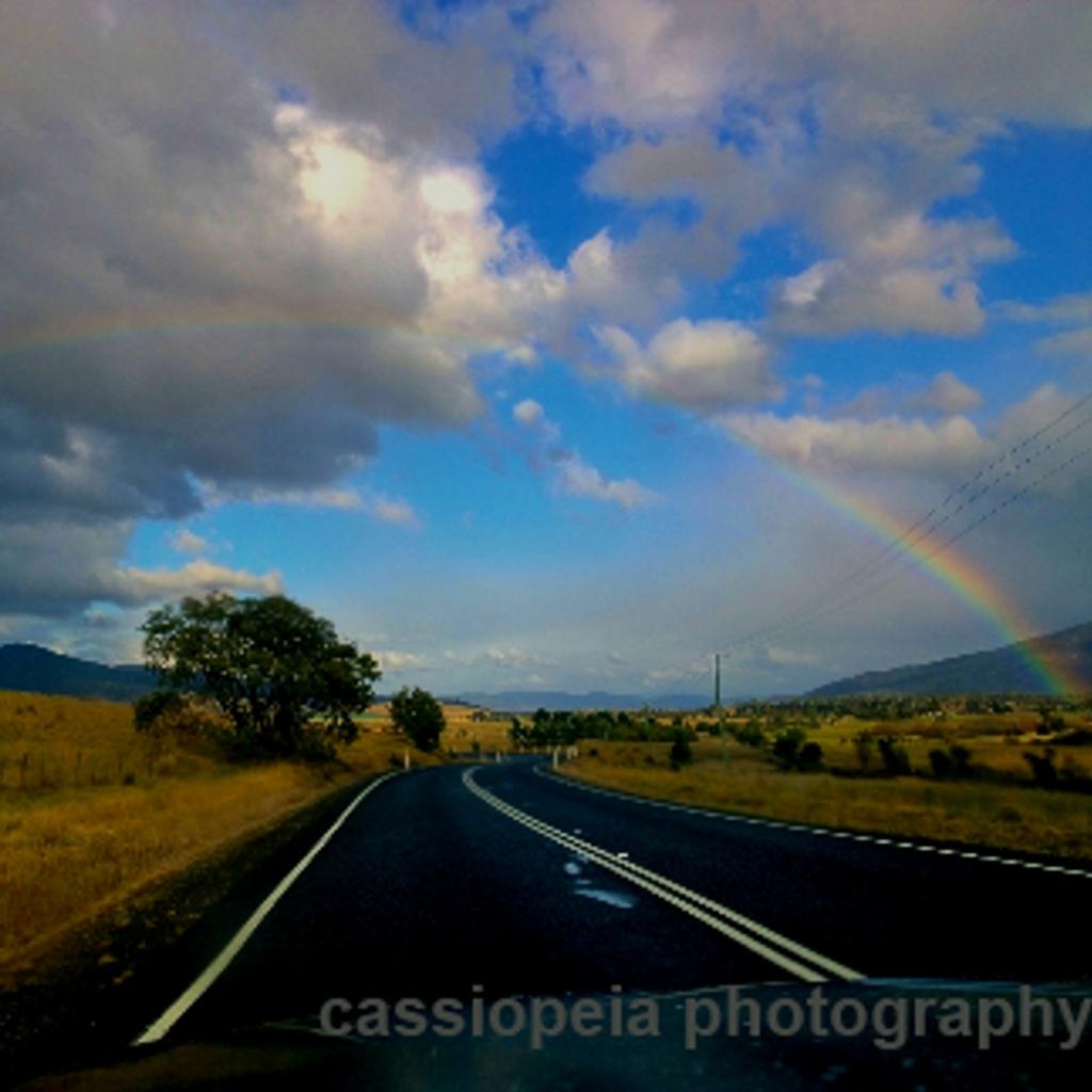caspics's tweet photo. Even the rainbows are stunning here #Tasmania #rainbow 🌈 #potogold http://t.co/0IPKWDiiOo