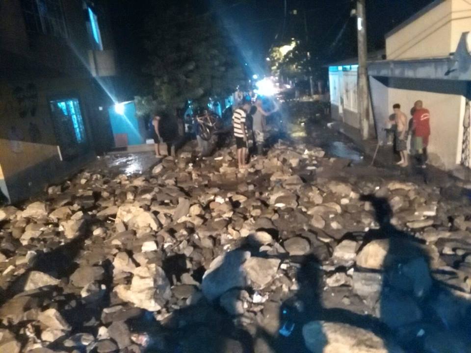 SantaMartaViva's tweet photo. NOS ENVIAN!! Admin asi quedaron algunas calles en Maria Eugenia después del aguacero que cayó en Santa Marta. http://t.co/emnGblqzvv