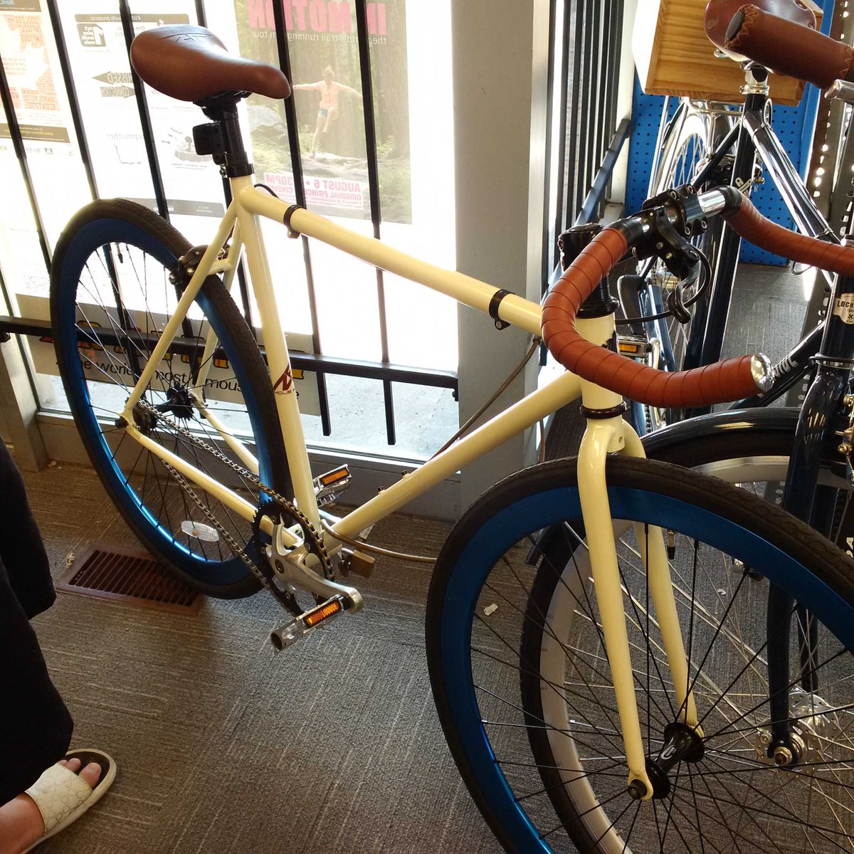 h2oloono1's tweet photo. Sweet ride #ZFBikes at #McPhails in #UpTownWaterloo. I want this! #FixedGear #ReasonablePrice http://t.co/87hZkIvkdw