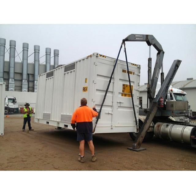 420_411's tweet image. ift.tt/1HMMBRm via #creativecontainers &quot;On site to help at Hastings Deering HQ. 1 20ft new build side ope…