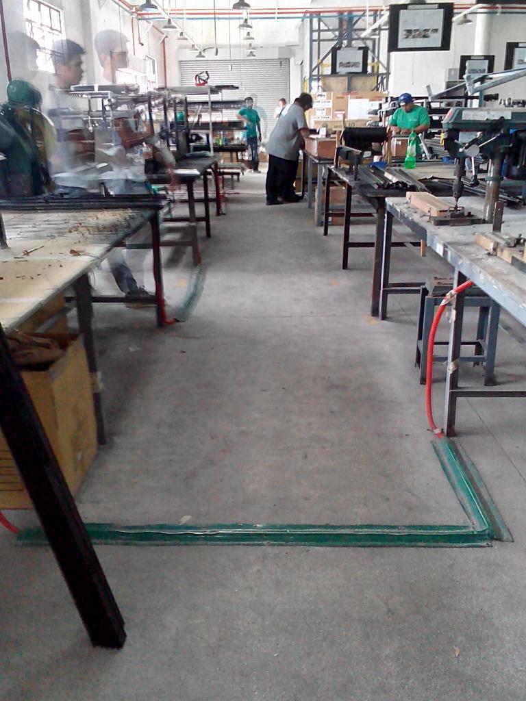 patrickisnice's tweet photo. Semi mainit at nakatayo. Pero ok lang. :) #EngineeringLife #LineAssembly http://t.co/1zyXE0Vsaz