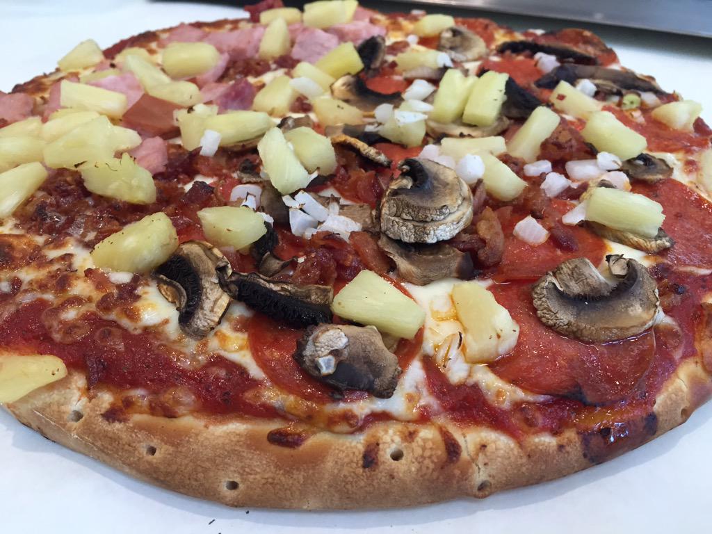 Itechpizza's tweet photo. Unlimited Topping Pizza $6.99 http://t.co/J6ksAYGxni