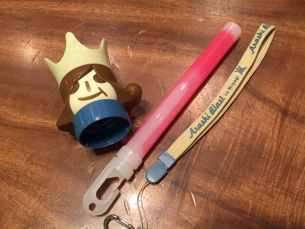 yunbo19991103's tweet photo. ARASHI BLAST in Miyagiグッズ
ペンライト
サイリュームを差し込んでストラップを付ける形。サイリュームは取り外し可能です。 http://t.co/reClBKok40