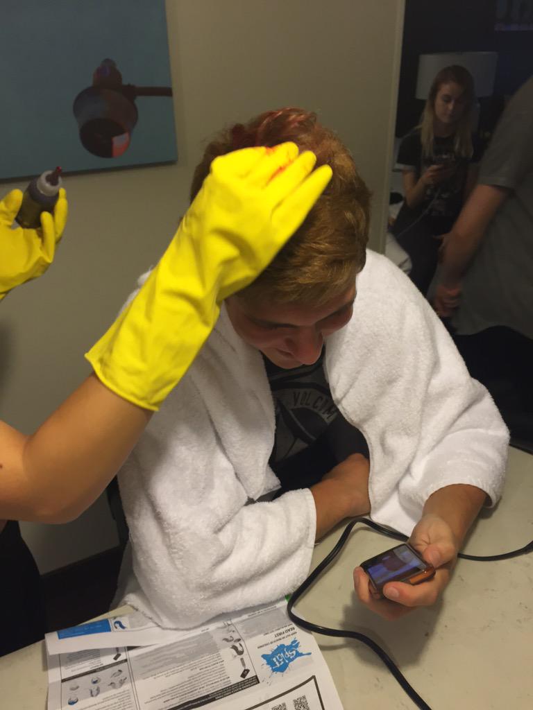 renalovelis's tweet photo. Bleaching and dying our tech's hair because he lost a bet http://t.co/1LVEfVXmCw