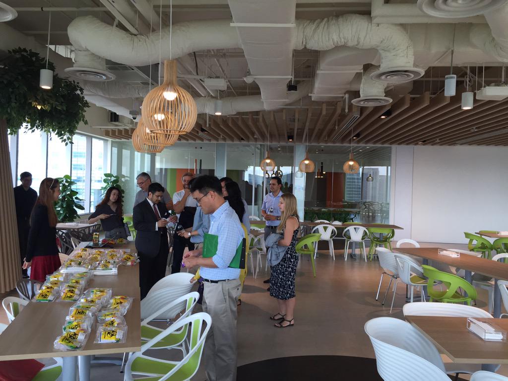 lenagoh's tweet image. @Garena_Online sharing #MITREAP team how they are connecting to their customers in gaming,eshop n echat.