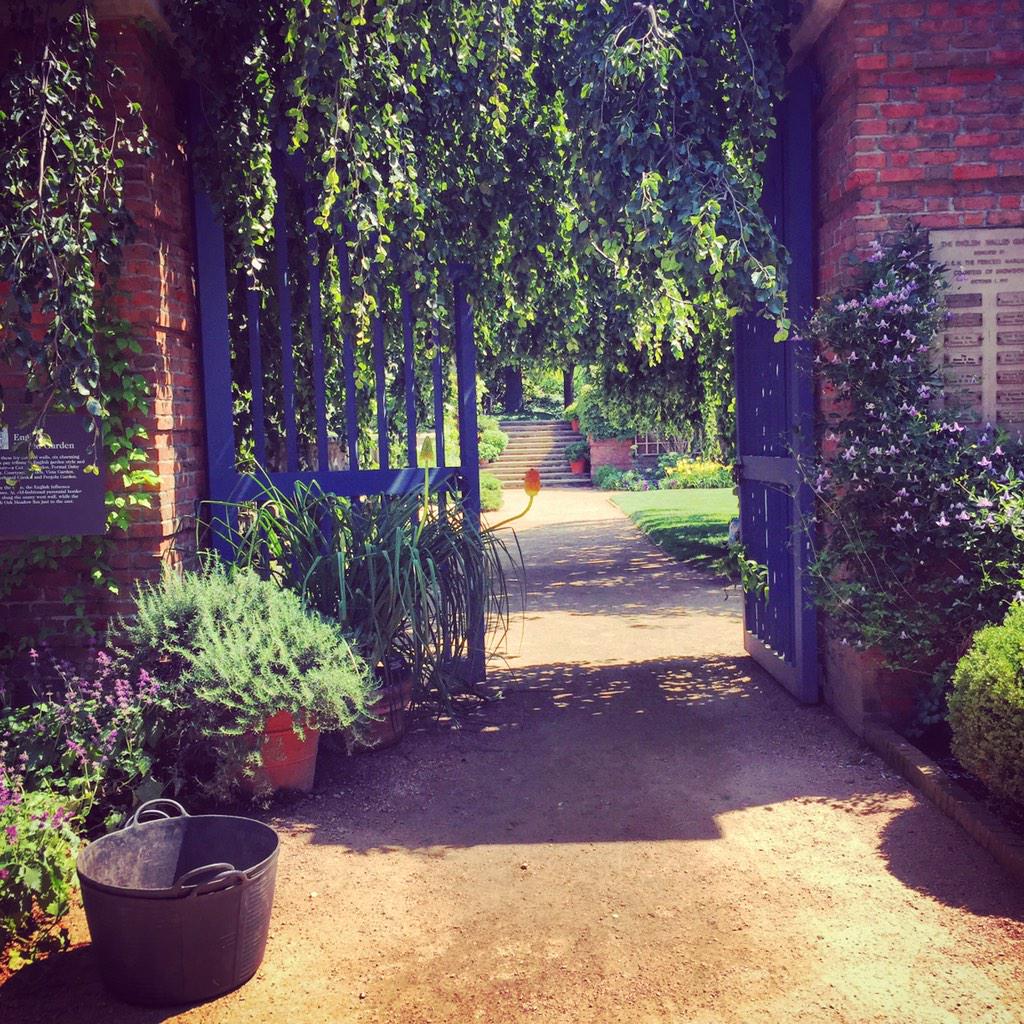 Craft-fully manicured and nature-made backdrop. Chicago Botanic Garden is blooming with creative inspiration.