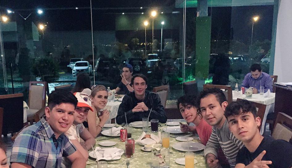 _Vannila's tweet photo. ¡Cenando con nuestros amigos de @danco_mx en Queretaro! http://t.co/bpZ648TLsE