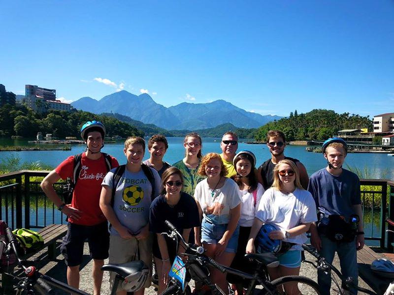 SouthcliffFW's tweet photo. Our team handed out 590 Bibles to Chinese tourists at Sun Moon Lake. #southcliffglobal #gospelinreallife #prayers http://t.co/T9TNBNiIHh