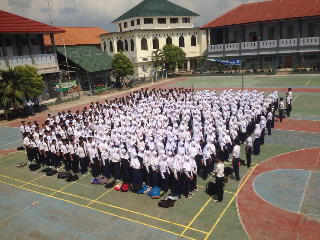 OSISSAYU's tweet photo. Oiyaa Kita lagi latihan upacara untuk pembukaan Masa Pengenalan Lingkungan Sekolah #MPLSSAYU2015 #Gcomment #Sayu2018 http://t.co/mpwO3YLcc8