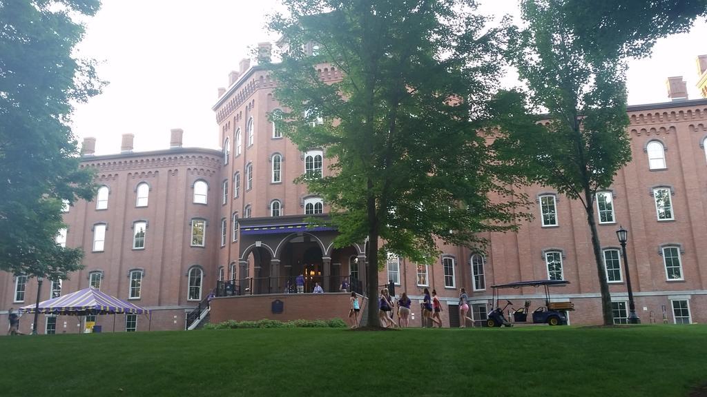 VictoriaValhos's tweet photo. #ElmiraProud #EC19s 💜💛 http://t.co/4C0Xj5Ho1J