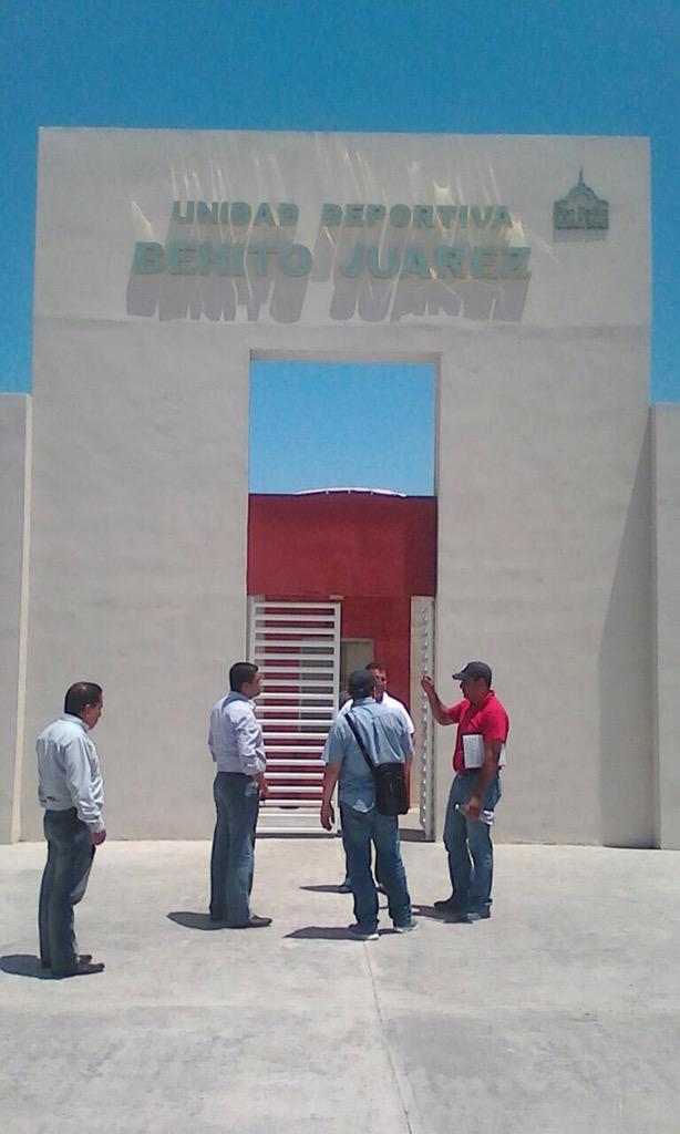 gandhif's tweet photo. Supervisando #UDBJ @JuanGlz13 @RUIZSP @sogasp #VivirMejorenCoahuilaSIesposible #MoviendoMexico #UnGobiernoContigo http://t.co/LbIJK8jDLT