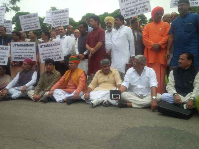 ANI's tweet image. BJP MPs protest against Congress CMs at Gandhi statue in parliament