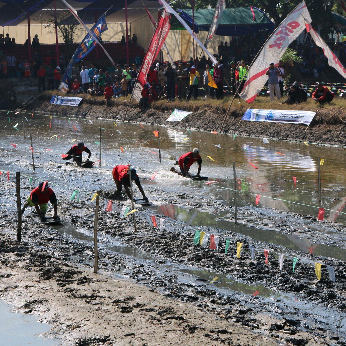 PasuruanTourism's tweet photo. Skilot, festival balap ski diatas lumpur. Agenda tahunan warga pesisir Lekok, Pasuruan. Dlm menyambut Lebaran Ketupat http://t.co/4SBs1x1rDW