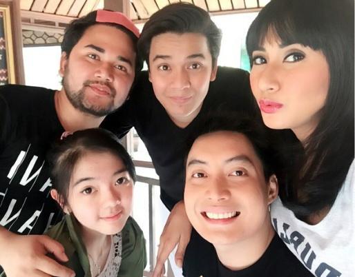 Billy Update News (@billyupdate_) on Twitter photo Lokasi syuting "Warisan Olga" <a href="/bangbily/">Billy Syahputra</a> <a href="/MakVeraZanobia/">vera zanobia sukari</a> <a href="/Newedrictjandra/">Edric tjandra</a> <a href="/CutMemey/">Cut Memey</a> semangat guys #break Lokasi syuting "Warisan Olga" <a href="/bangbily/">Billy Syahputra</a> <a href="/MakVeraZanobia/">vera zanobia sukari</a> <a href="/Newedrictjandra/">Edric tjandra</a> <a href="/CutMemey/">Cut Memey</a> semangat guys #break