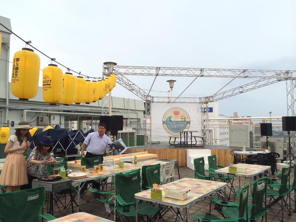 穂積ユタカ 藤沢駅南口のフジサワ名店ビルの屋上に30年ぶりにビアガーデンが復活 29 ニーキュー ガーデン です qと ビアガーデンがドッキングしたスタイルでグイグイいけます マリエリカのお2人と湘南ビアフェスティバルの吉田さんと乾杯 Http