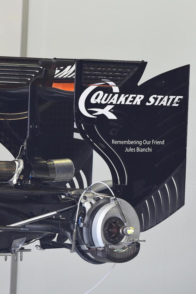 F1inSpanish's tweet photo. Todos los pilotos y equipos muestran su recuerdo a Jules Bianchi. Aquí algunos ejemplos. #CiaoJules http://t.co/i83cFm2tn0