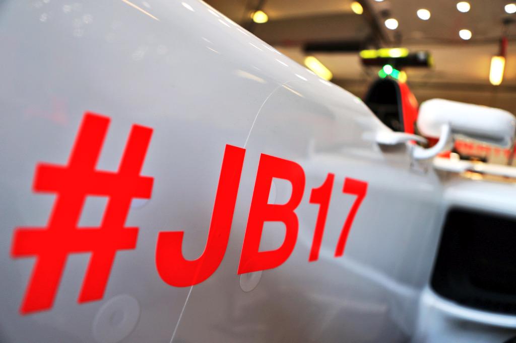F1inSpanish's tweet photo. Todos los pilotos y equipos muestran su recuerdo a Jules Bianchi. Aquí algunos ejemplos. #CiaoJules http://t.co/i83cFm2tn0