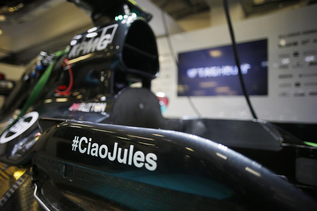 F1inSpanish's tweet photo. Todos los pilotos y equipos muestran su recuerdo a Jules Bianchi. Aquí algunos ejemplos. #CiaoJules http://t.co/i83cFm2tn0