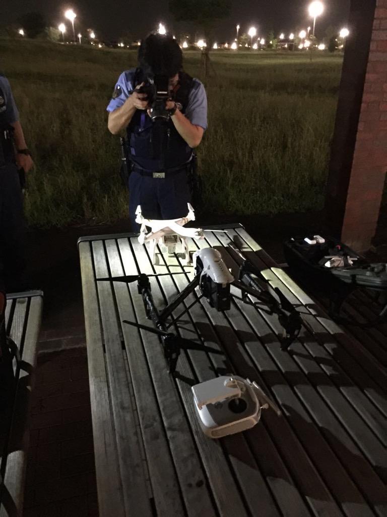 Superdami 昨晚和 Xuzhe 飞无人机时遇到警察 纷纷表示要合影留念 不甘用手机拍照的警察 还派人开车送来一部作业用相机 最后他们终于如愿以偿 大家在欢声笑语中咔咔咔地按下了快门 Superdami 昨晚和 Xuzhe 飞无人机时遇到警察 纷纷表示要合影留念 不甘用手机拍照的警察 还派人开车送来一部作业用相机 最后他们终于如愿以偿 大家在欢声笑语中咔咔咔地按下了快门