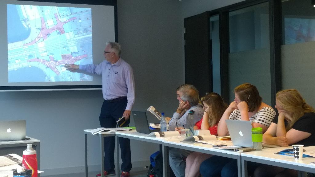 StrategicCities's tweet image. Tape measures at the ready! #PCCAMS students deconstructing intersections with Eelco Langerjis from City of Amsterdam
