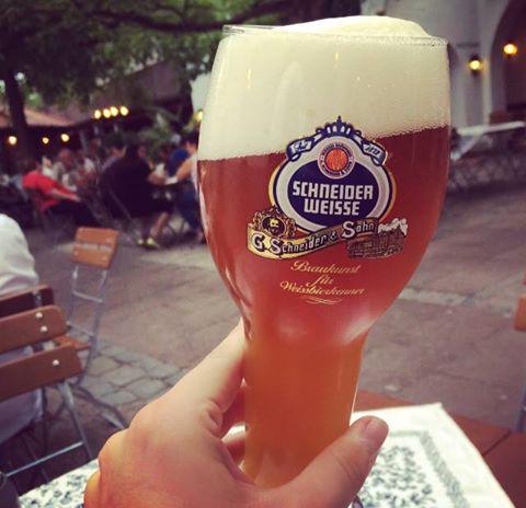 Grüße aus dem Schneider Weisse-Biergarten in Kelheim! 
Welches unserer Biere haben wir gerade im Glas? :-)
