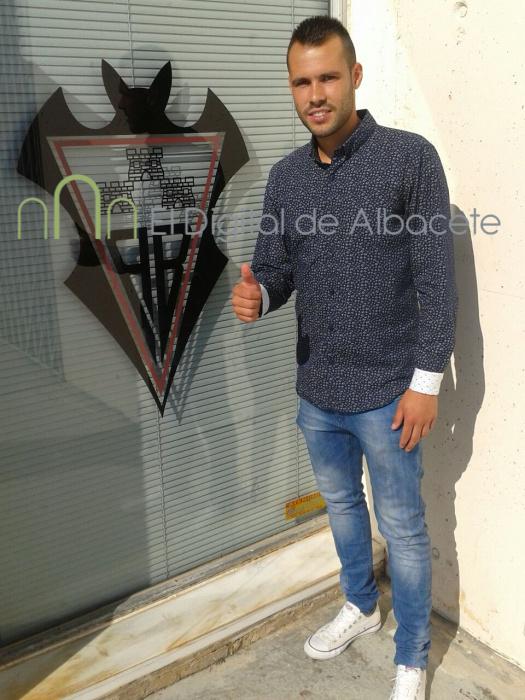 ElDigitalAB's tweet photo. Santi Jara ya está en casa. Será presentado esta mañana como nuevo jugador del @AlbaceteBPSAD http://t.co/m0D95R3C1F