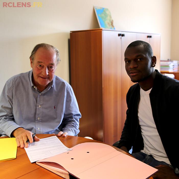 RCLens's tweet photo. Première journée au #rclens de @JordanIkoko http://t.co/d5WAcO9BB7 #mercato http://t.co/D0bQG0Rwfi