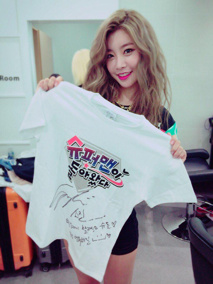 namcjoo's tweet photo. "@Girls_Day: #슈퍼맨이돌아왔다 너무 잼있게 보고있어요~~^^♡ 티셔츠까지 나왔다는!!! #슈퍼맨 홧팅!>< http://t.co/stXQVsWoaq"