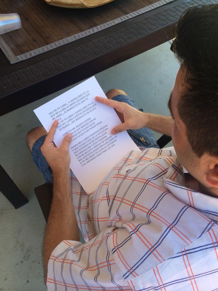 Estudiando la letra momentos antes de grabar #salidetucama