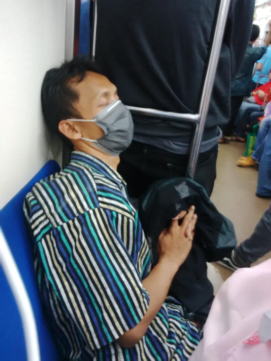 deny_81's tweet photo. @CommuterLine @InfoKRL ,penumpang egois,tidur dgn tas dikursi,pake id MNC group, bagusnya diapain neh orang.. http://t.co/2Os9fWck24