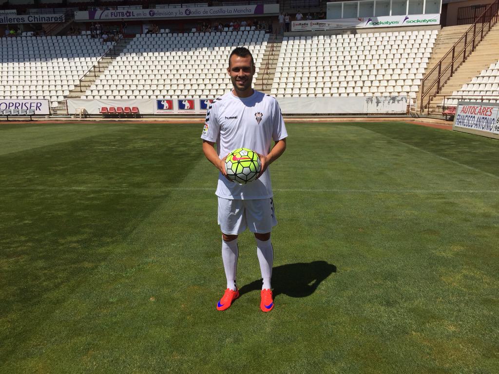 AlbaceteBPSAD's tweet photo. Santi Jara presentado como nuevo jugador del Alba. Bienvenido @SJara22 http://t.co/jACYmhJ0Bk