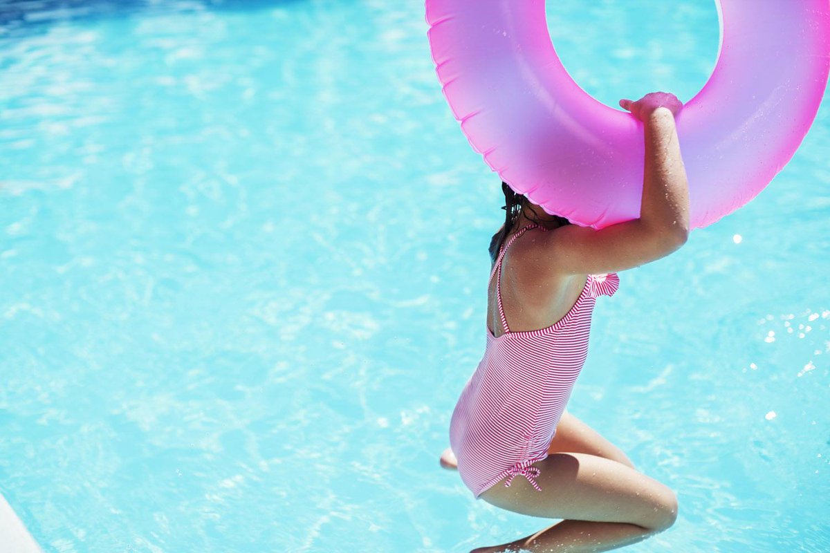 British_Airways's tweet photo. School's out for summer! Book with us to save on #lastminute family holiday deals http://t.co/uVy1lLcYo0 #FlyBA2015 http://t.co/nNvJrhSKCd