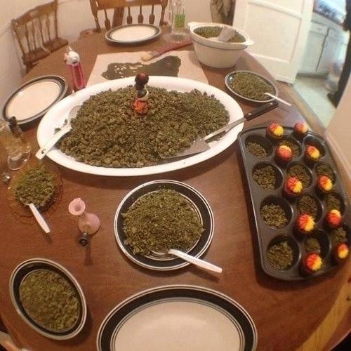IsTheHolyweed's tweet photo. Time to eat http://t.co/ygNjz6zXvF