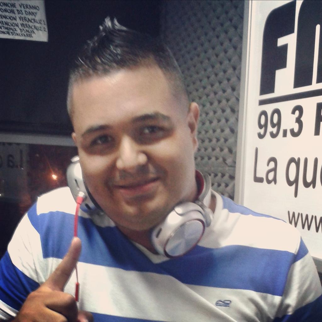 YA LO SABES EN CABINA DE LA 99 LA QUE TE MUEVE SABADOS Y DOMINGOS DE 8PM A 12MN