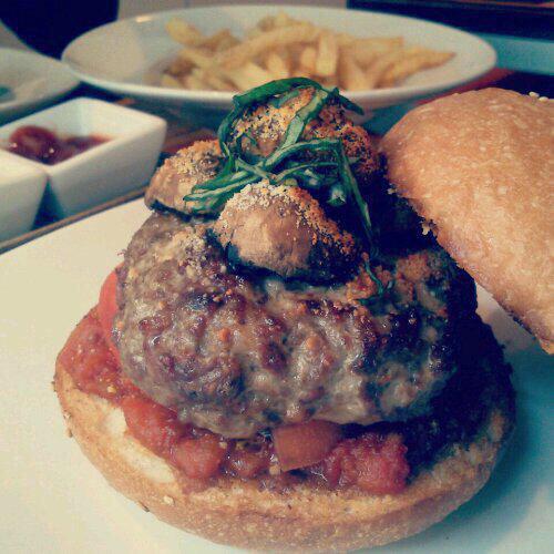 olocomesolodeja's tweet photo. Top5 burgers in #Barcelona for a Burger Party >> http://t.co/hmVN1sGJN1 #burger #BurgerFan #burgerbcn #foodies http://t.co/uzY4zA2KIS