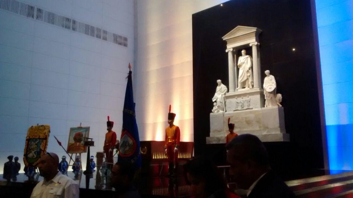 luisdiazMRE's tweet photo. A 232 años de tu Natalicio #BolivarTuPatriaTeHonra http://t.co/T3A2M90zbI