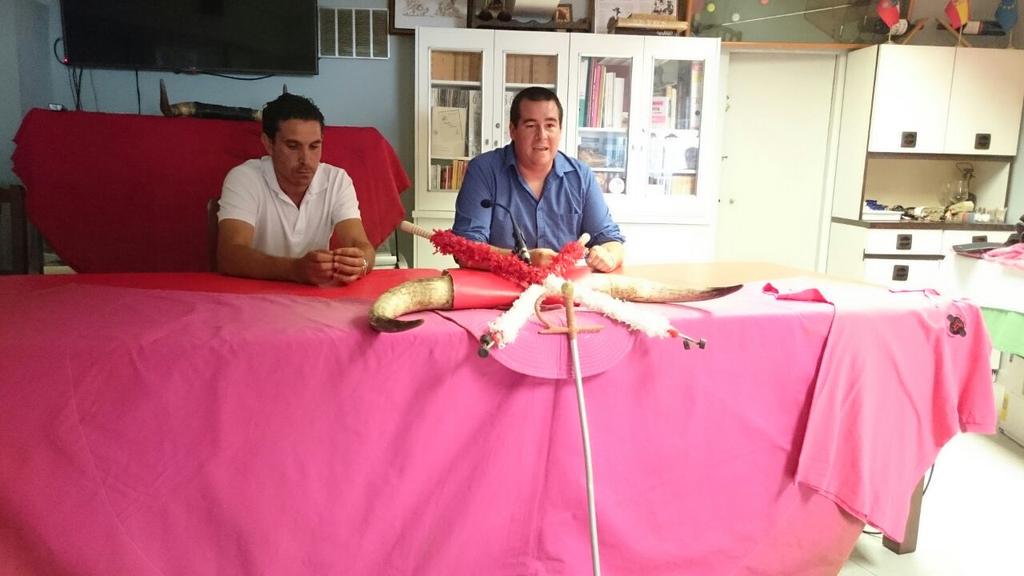 Con Óscar Bernal en las tertulias de la <a href="/ATCantabria/">A. Taurina Cantabria</a>