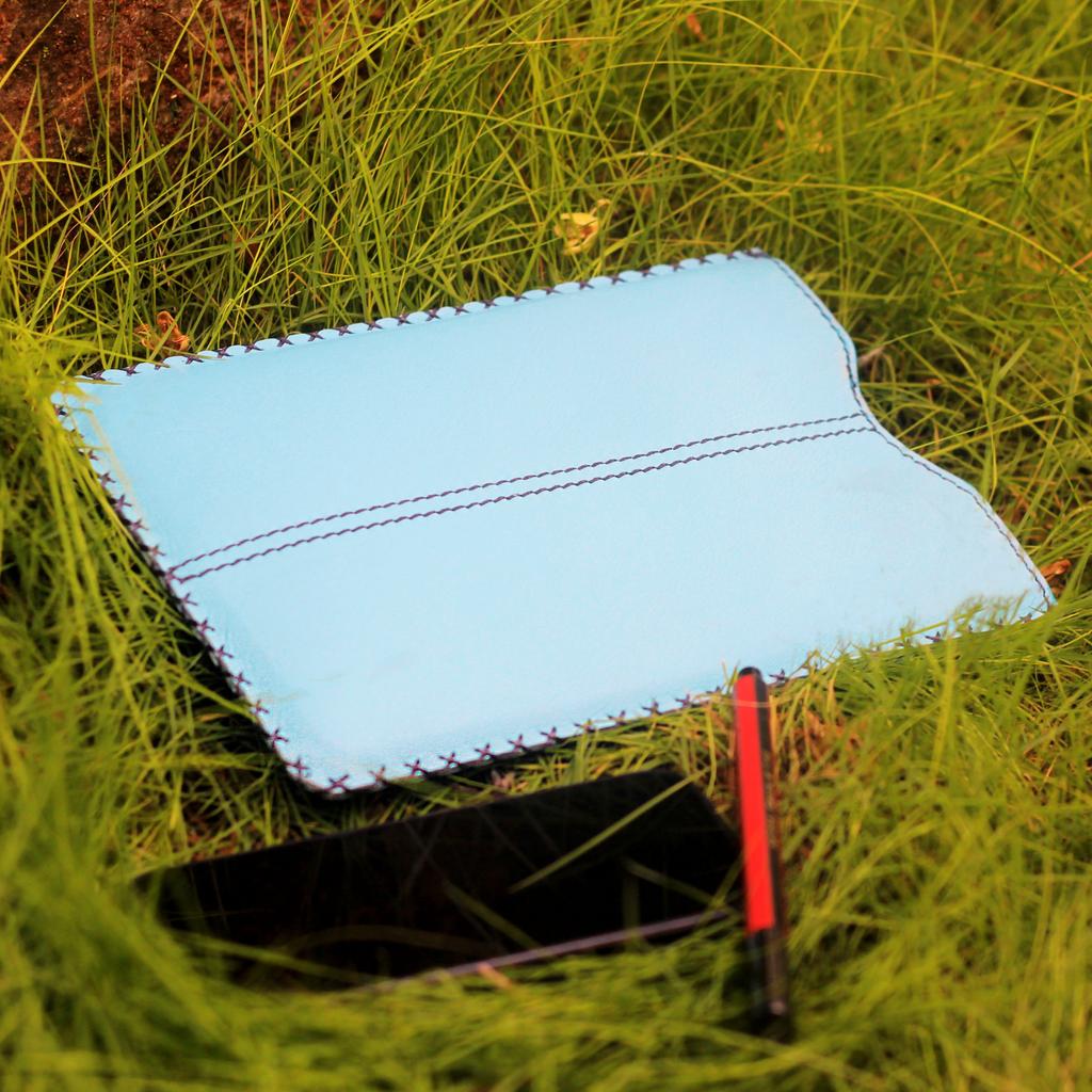 StudioPinwheel's tweet photo. And it’s that time of the week again!Just you, your reading device and a lot of peace &amp; calm amidst nature. #TGIF http://t.co/mpfjRphcfO